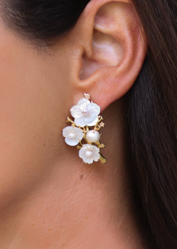 VD Delicate Pearl Flower Studs