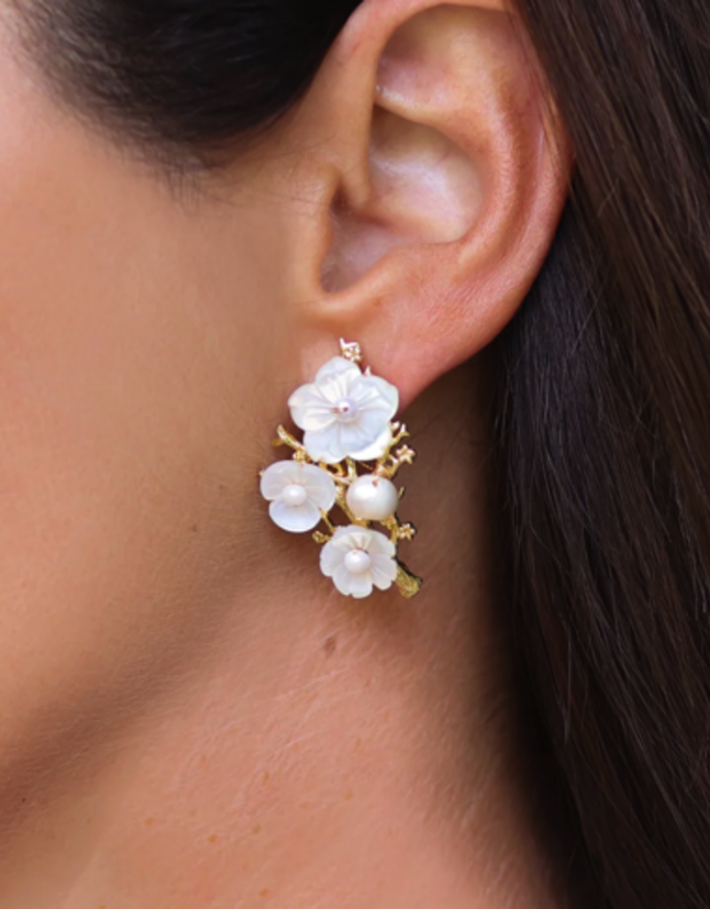 VD Delicate Pearl Flower Studs