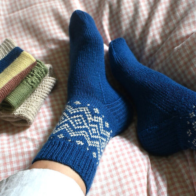 Coloris, une collection de patrons de chaussettes tricotées