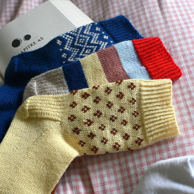 Coloris, une collection de patrons de chaussettes tricotées