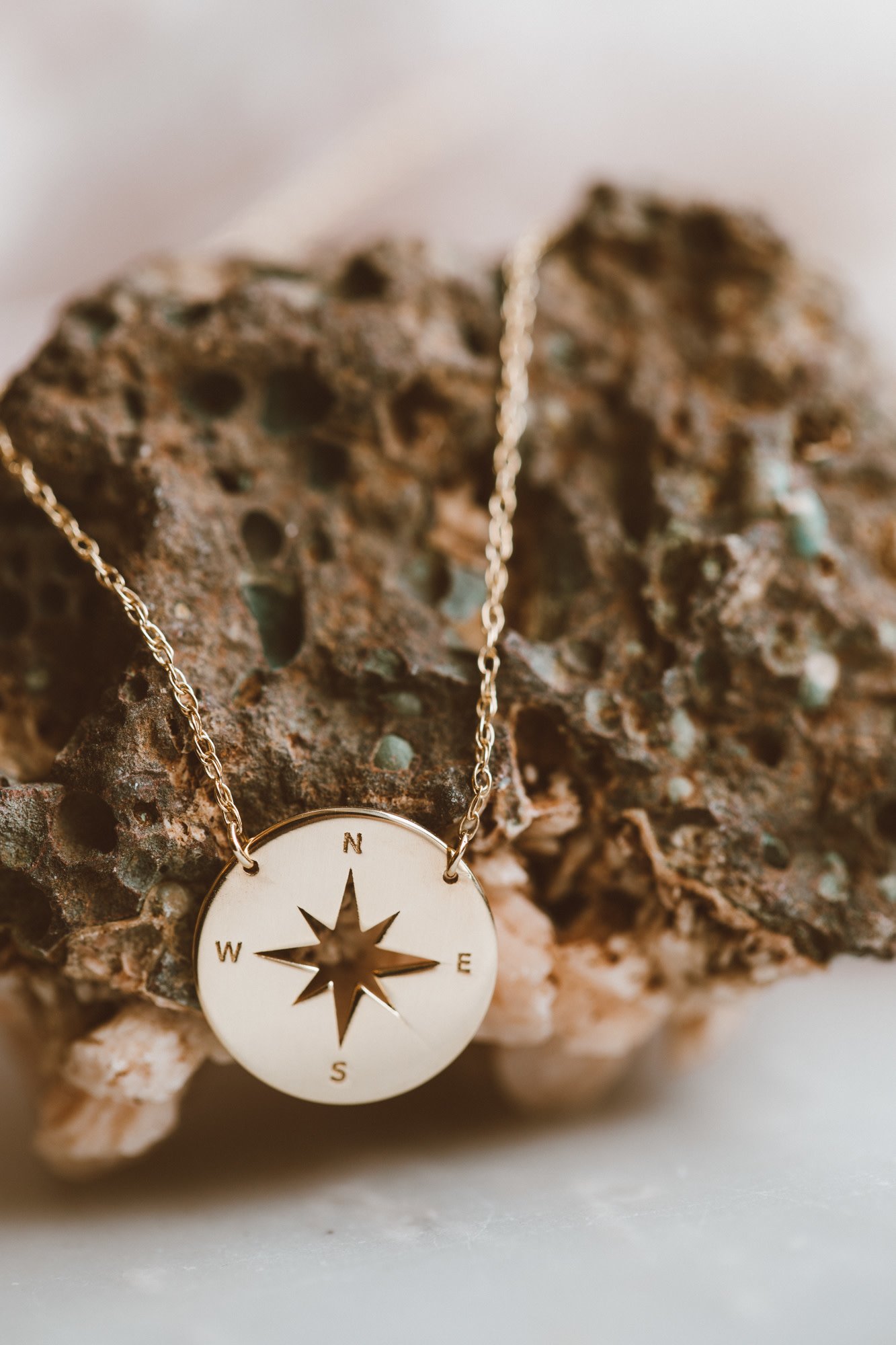 NL Compass necklace - Gold-toned necklace with compass pendant.