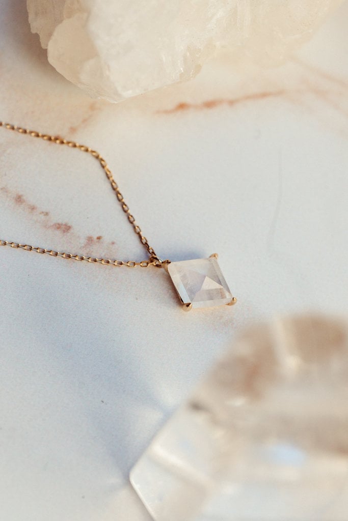 Sarah O Kite Moonstone in Prongs Necklace