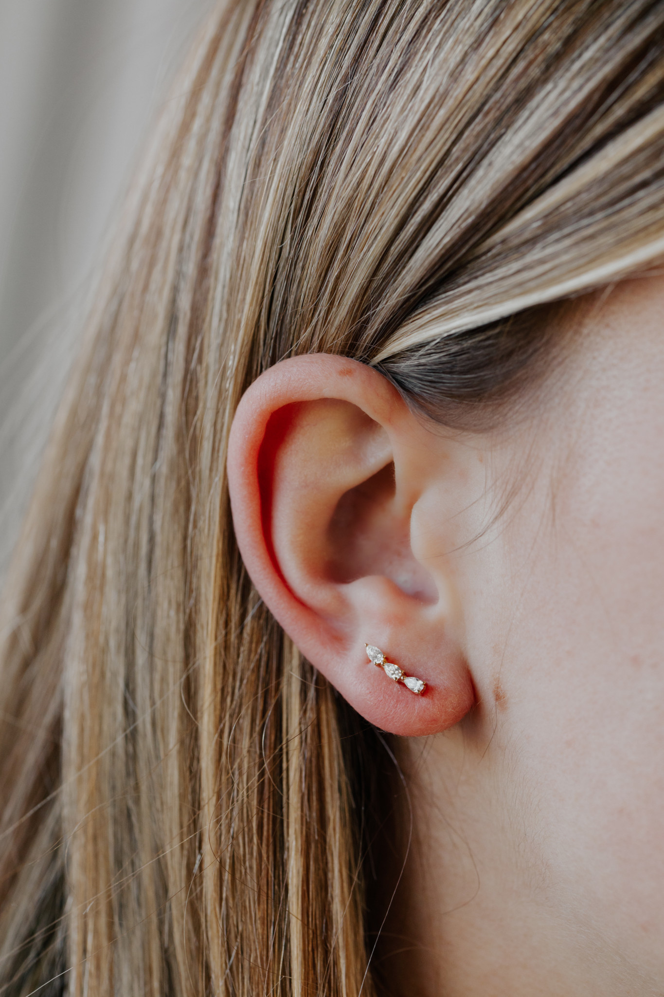 Shooting Star Pavé Stud Earrings | Gold plated | Pandora US