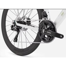 Trek 2026 Madone SL 6 Gen 8-Gloss Crystal White/Matte Deep Smoke