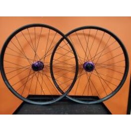 NRoues personnalisées, 29'', hubs Race Face Vault, violet, Sram XD, 148mm arr. 110..av., 6 bolts, jantes Stans No Tube Flow EX3, 29mm interne.