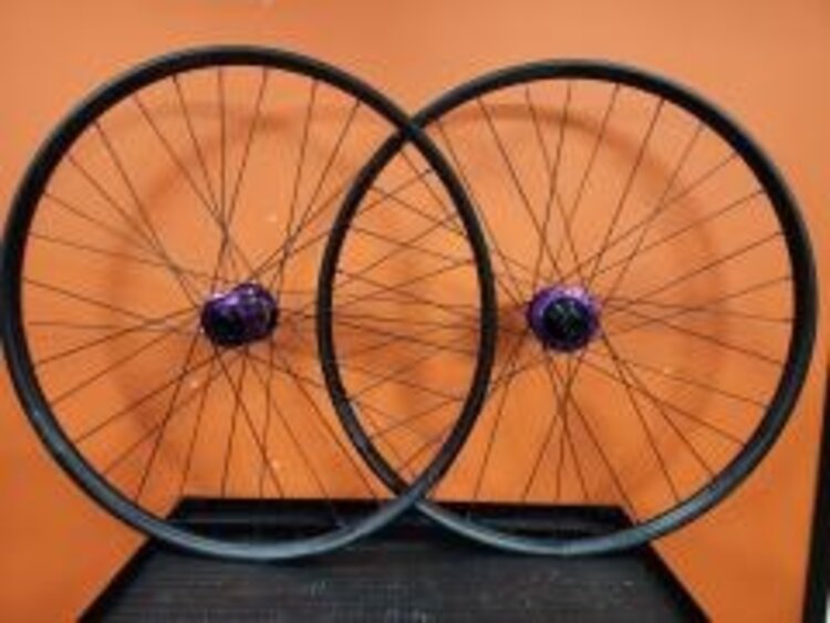 Roues personnalisées, 29'', hubs Race Face Vault, violet, Sram XD, 148mm arr. 110..av., 6 bolts, jantes Stans No Tube Flow EX3, 29mm interne.