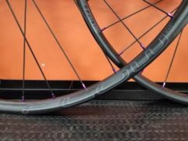 Custom wheels, 29'', Race Face Vault hubs, purple, Sram XD, 148mm rear, 110mm front, 6 bolts, Stans No Tube Flow EX3 rims, 29mm internal.