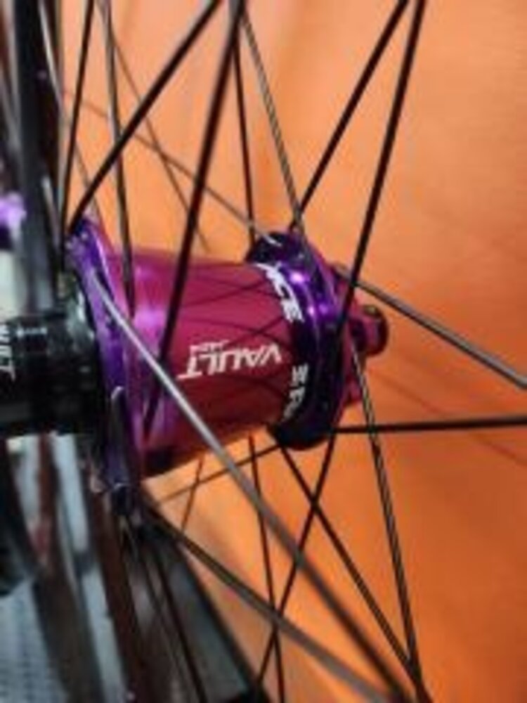 Custom wheels, 29'', Race Face Vault hubs, purple, Sram XD, 148mm rear, 110mm front, 6 bolts, Stans No Tube Flow EX3 rims, 29mm internal.
