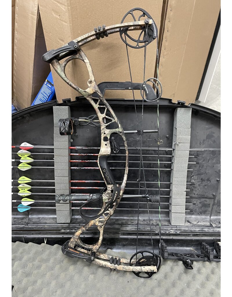 CS Hoyt Charger 50-60Lbs Compound Bow w/ Case and arrows (1058023)