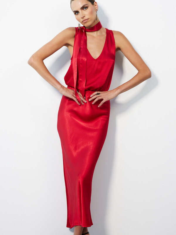 RED VNECK TANK W/ TIE
