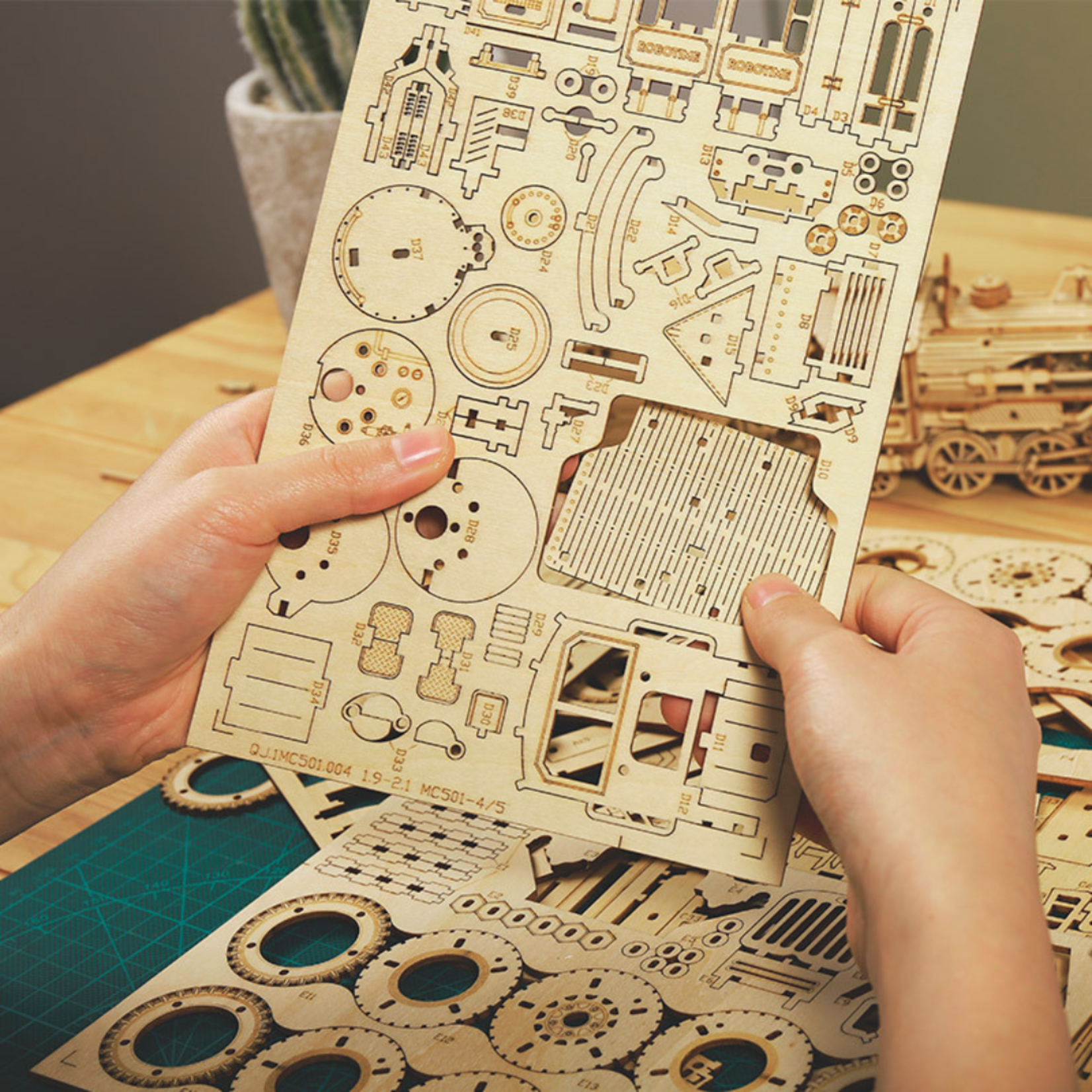 HANDS CRAFT 3D WOODEN PUZZLE GRAND PRIX CAR