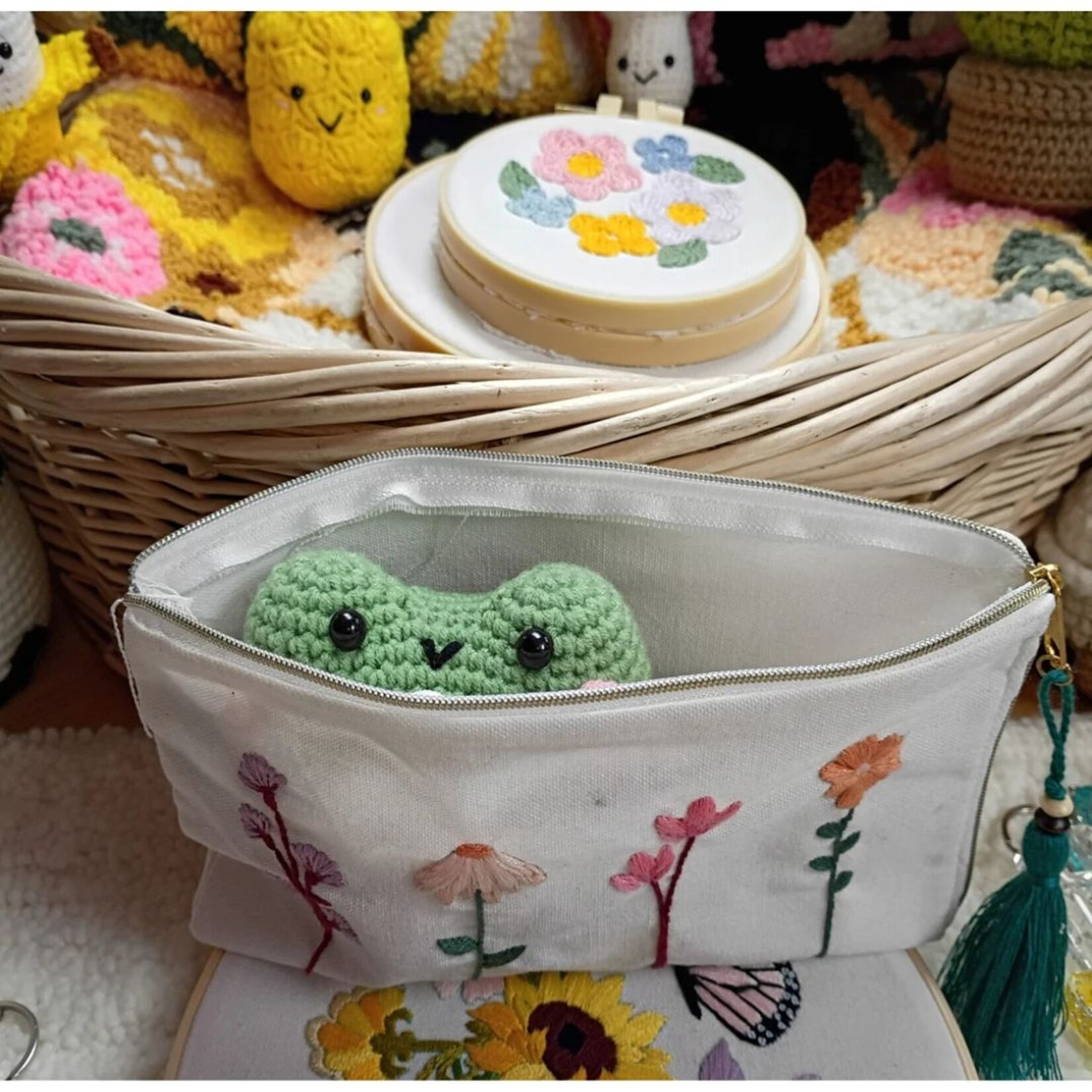 PBI ART DIY CROCHET AMIGURUMI KIT MISS FROGGY