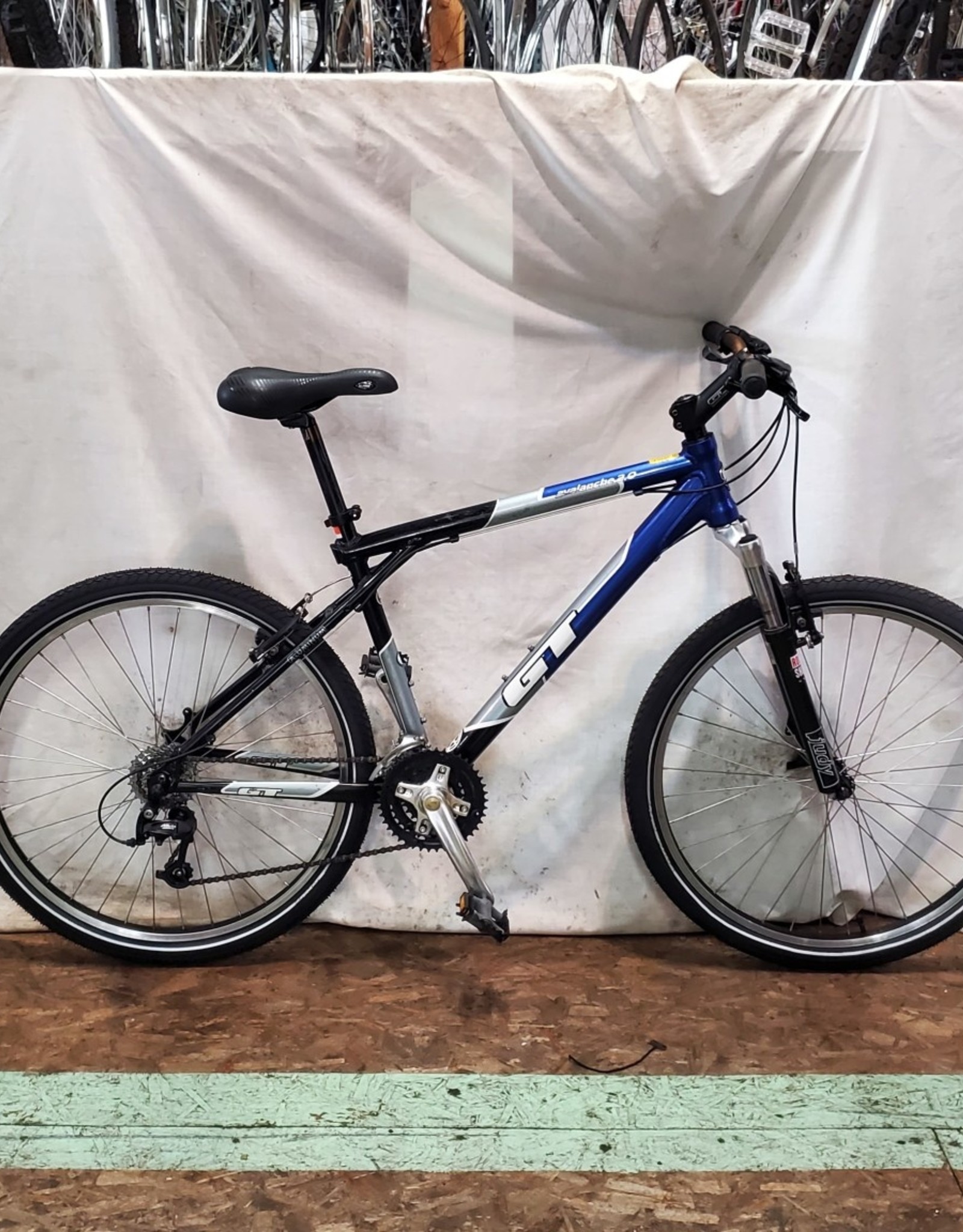 gt avalanche 2.0 mountain bike