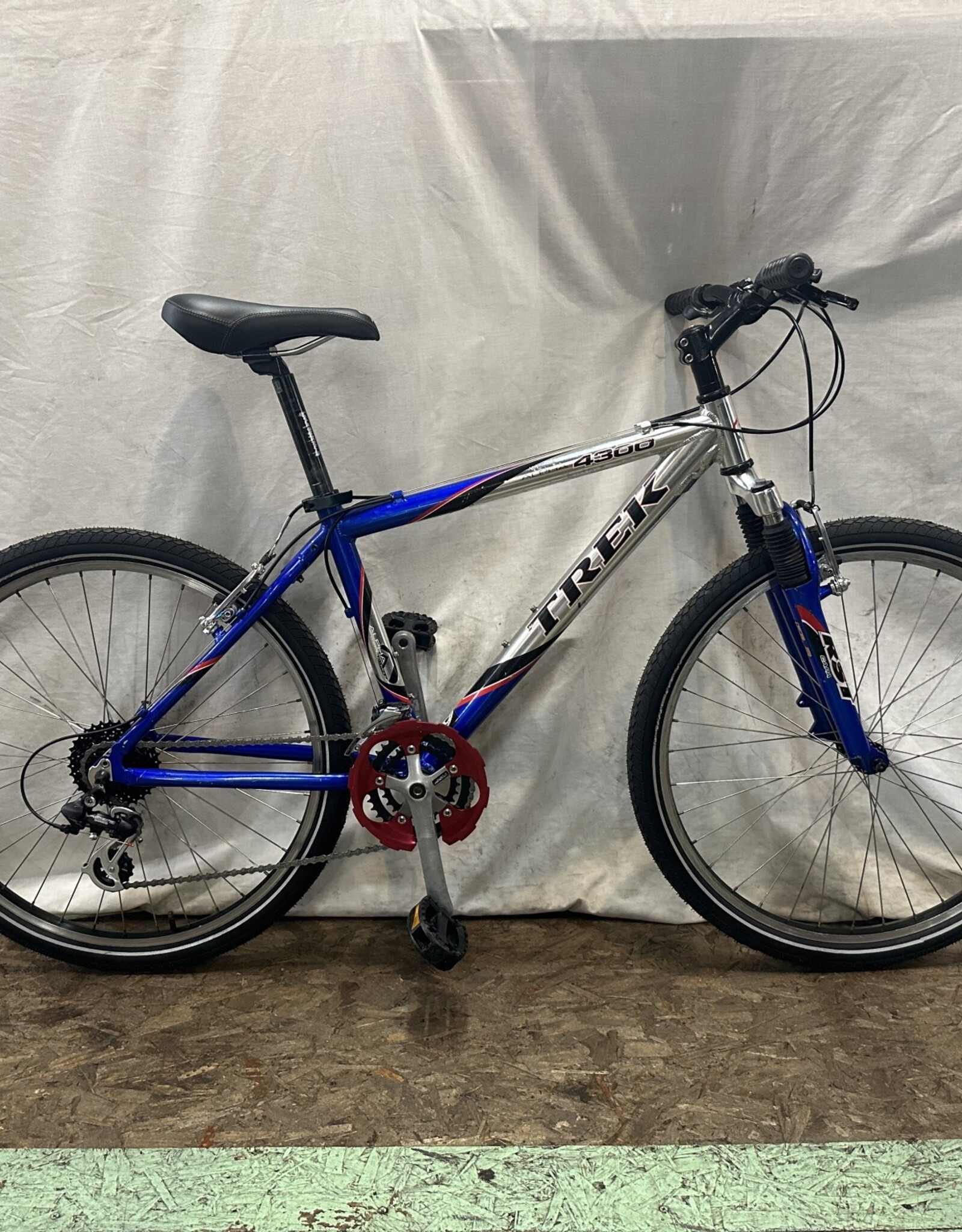 15"  Trek 4300 (0415 C4U)