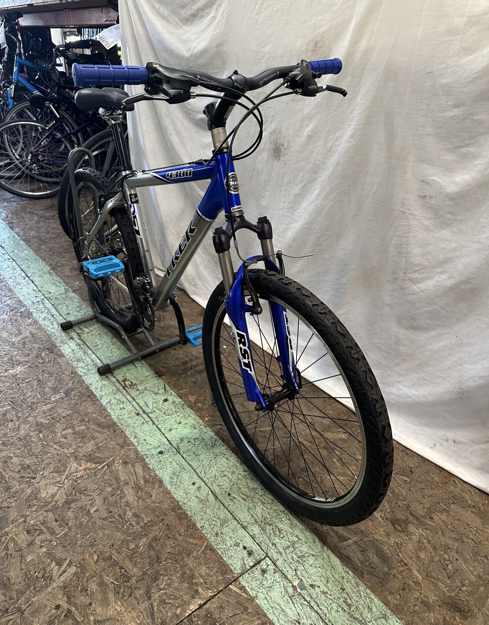 18" Trek 4300 (678A G4U)