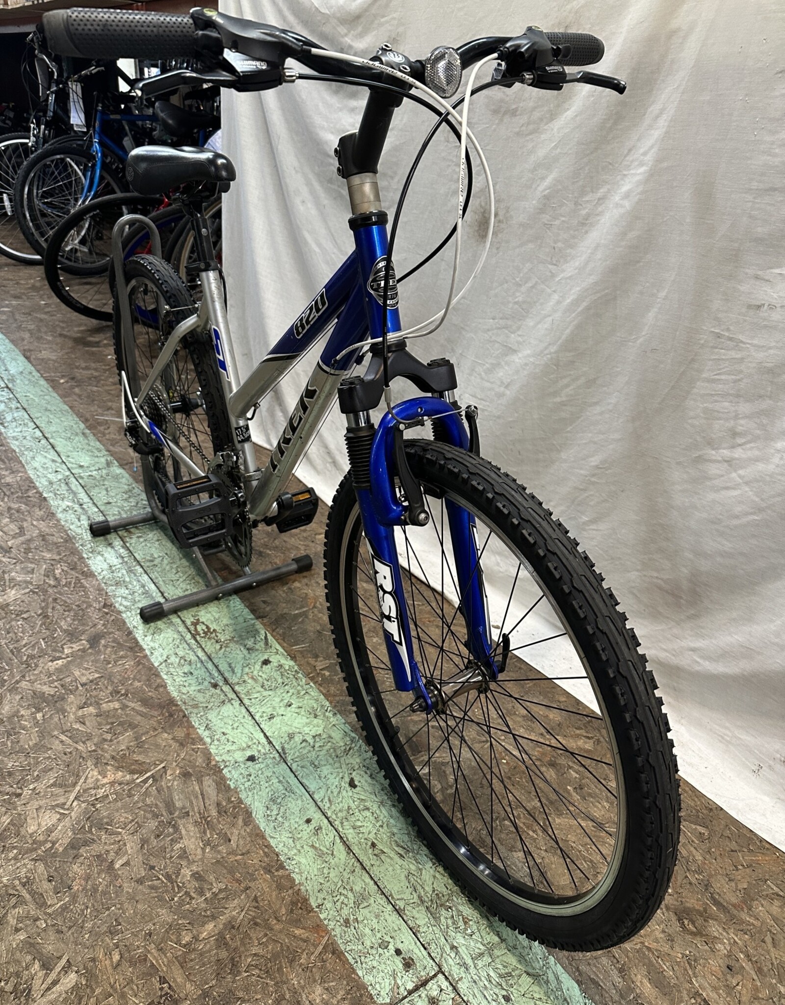 17.5" Trek 820 (8536 C4L)