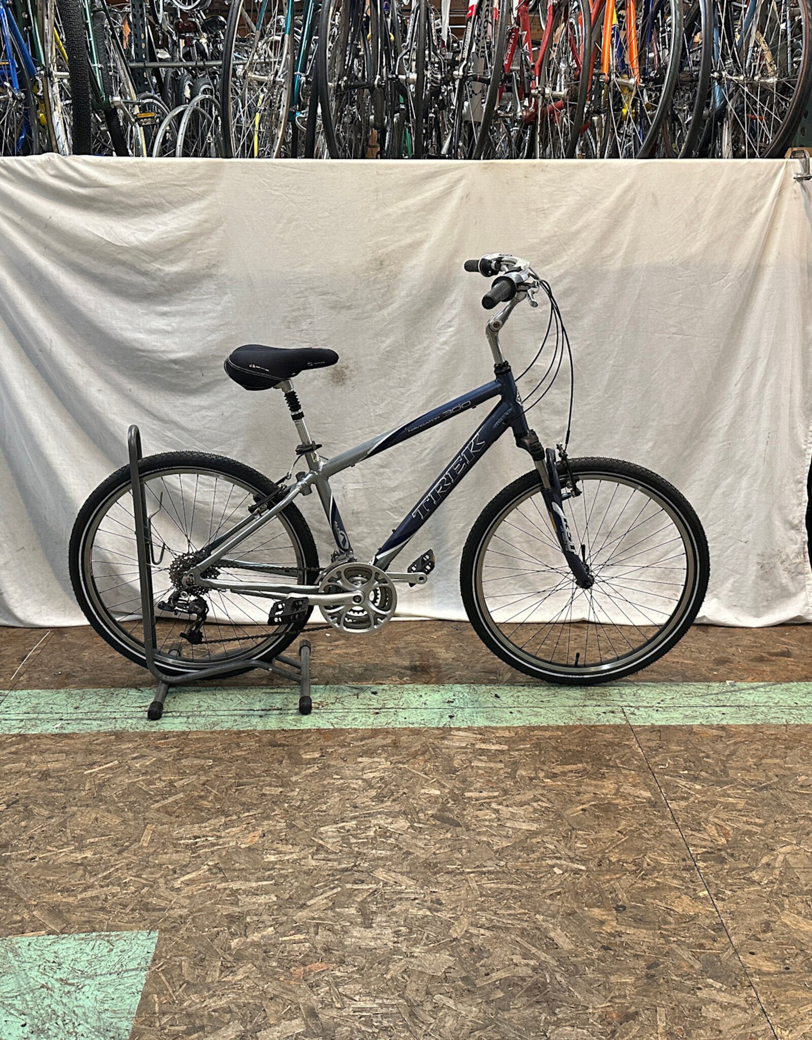 Blue 16.5" Trek Navigator 300 (2554 H1L)