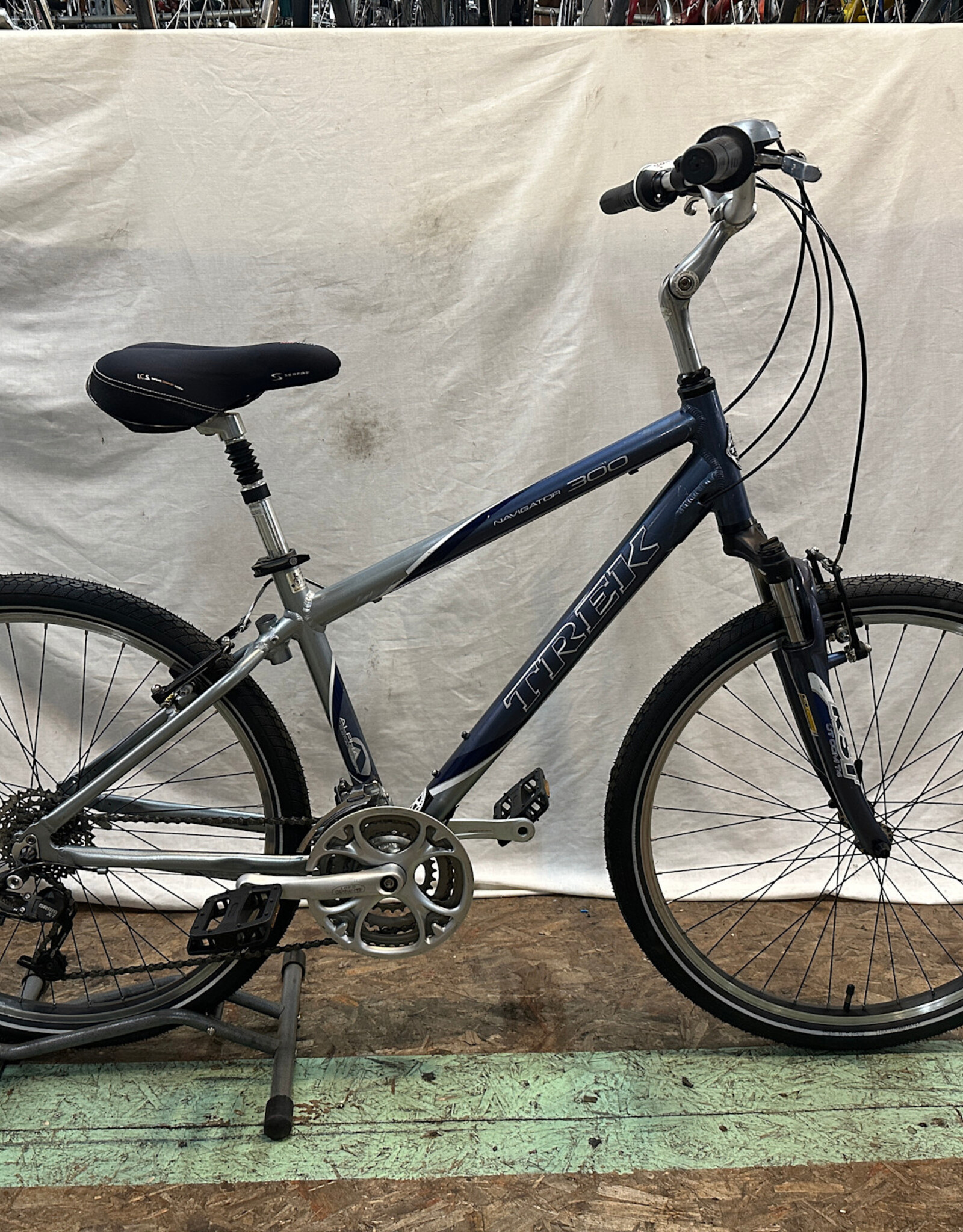 Blue 16.5" Trek Navigator 300 (2554 H1L)