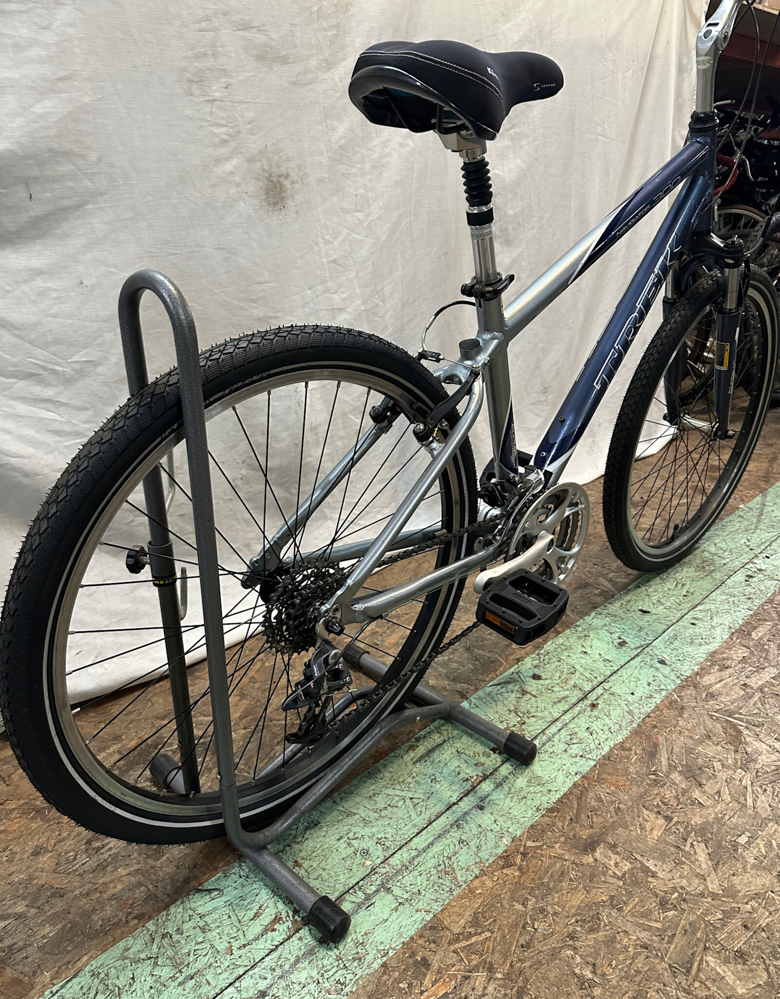 Blue 16.5" Trek Navigator 300 (2554 H1L)