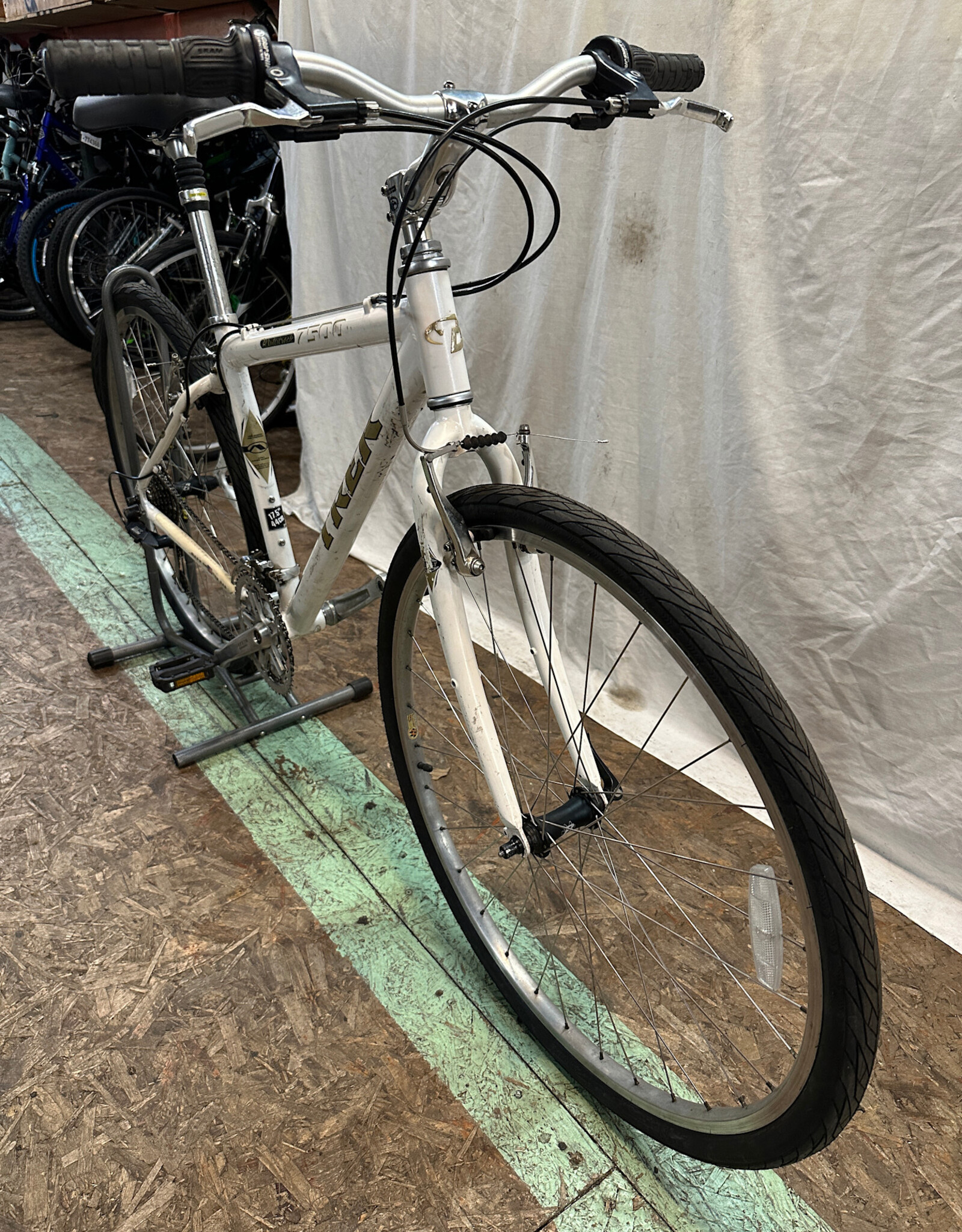 17.5" Trek 2500 Multitrack (889R K2U)