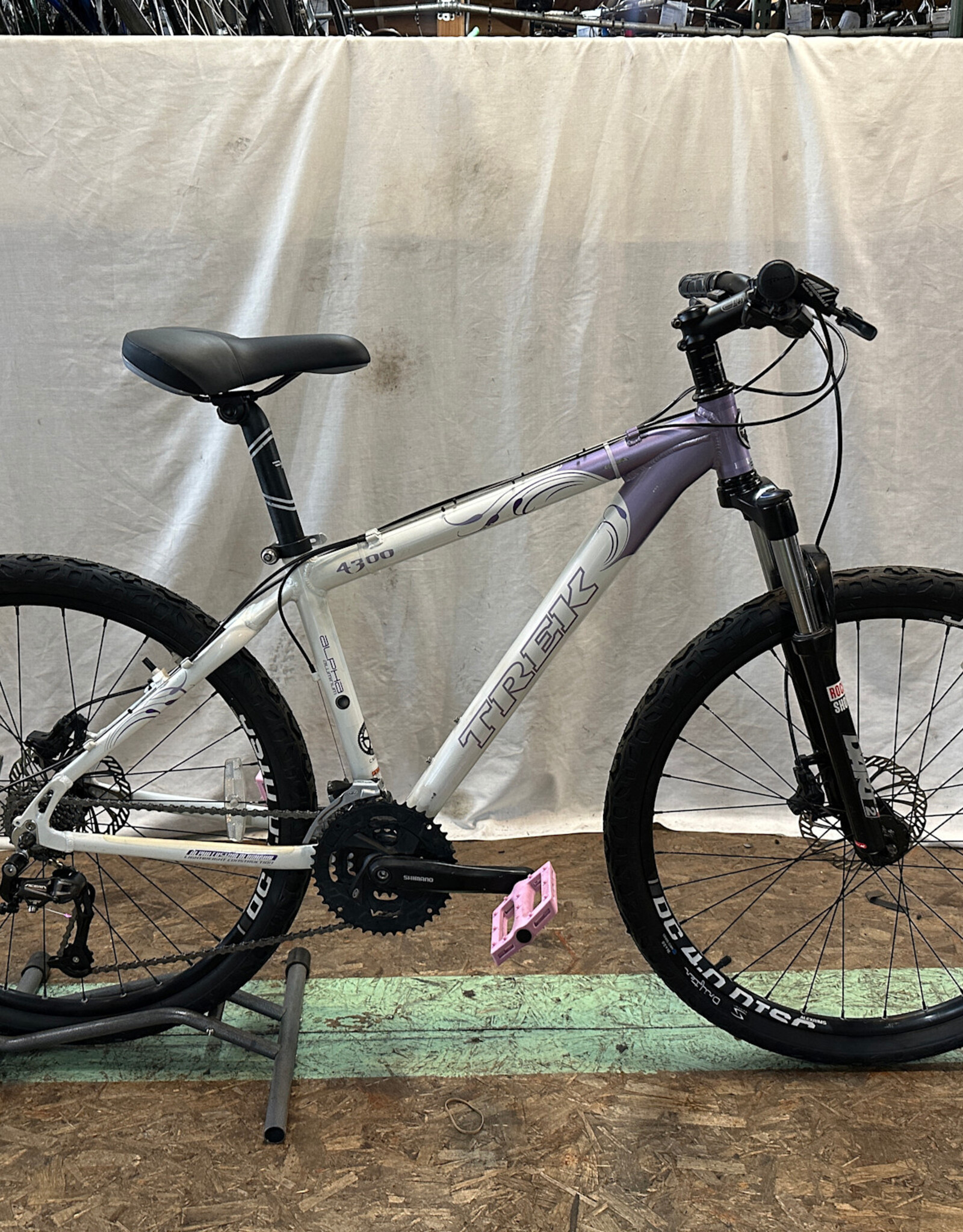 16.5" Trek 4300 (694C G4L)