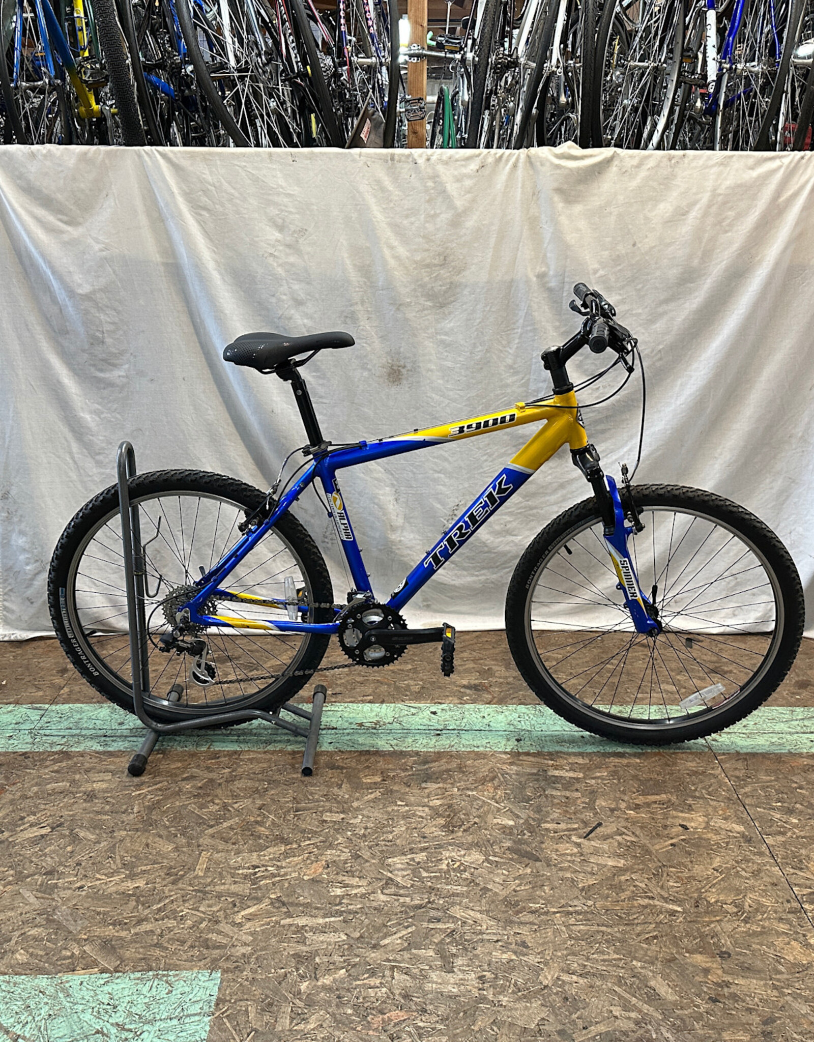 18" Trek 3900 Blue (Q591 K3U)