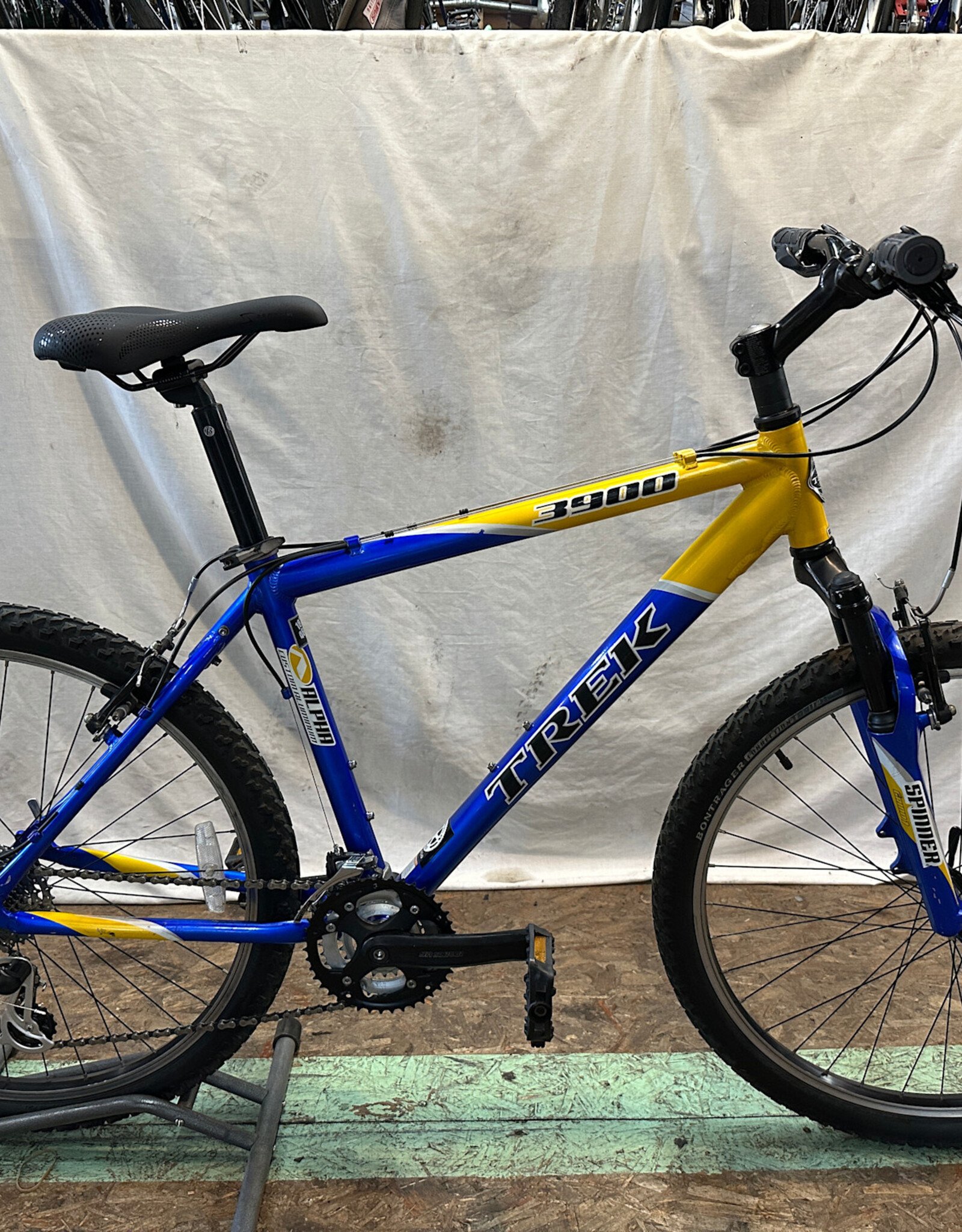 18" Trek 3900 Blue (Q591 K3U)