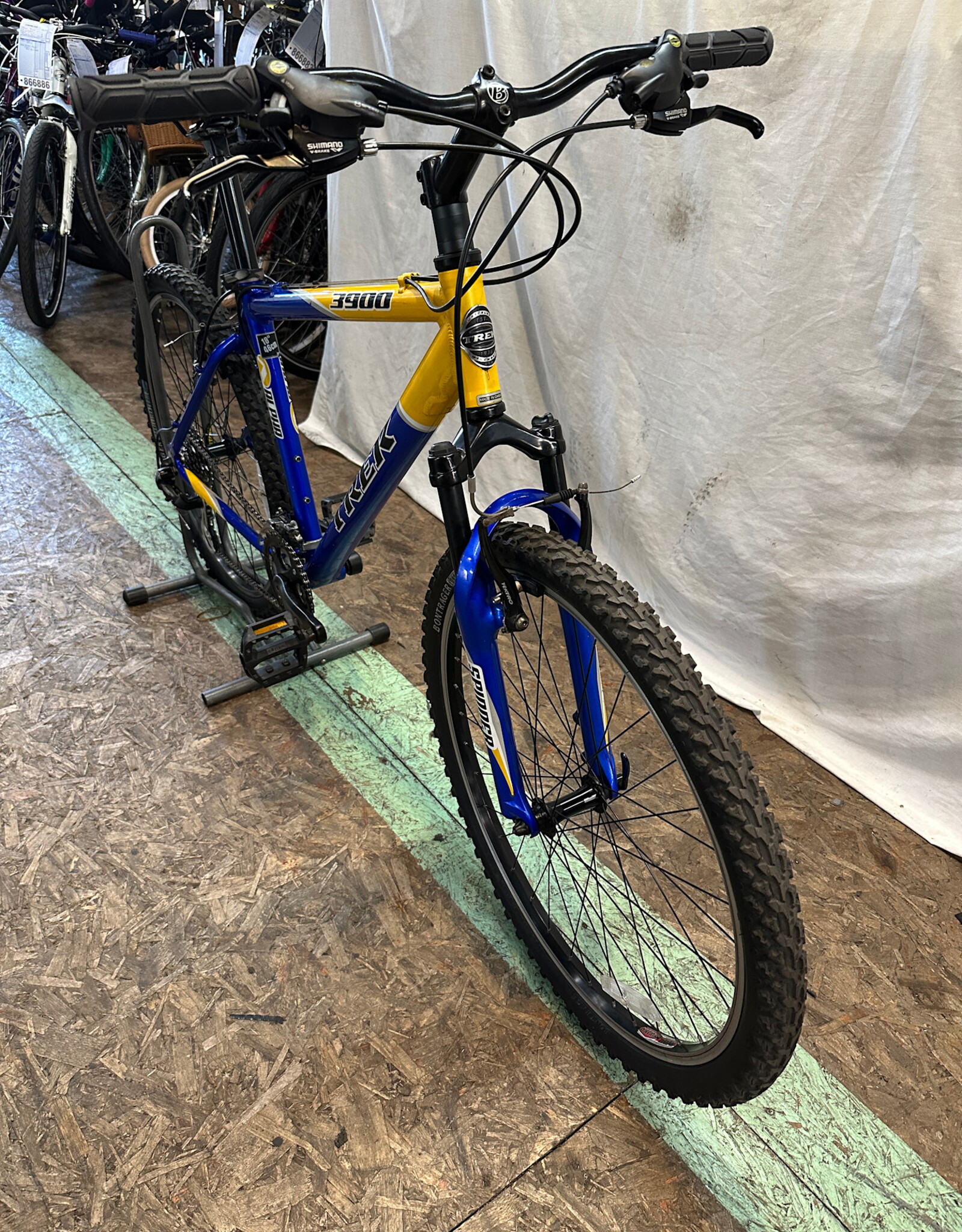18" Trek 3900 Blue (Q591 K3U)