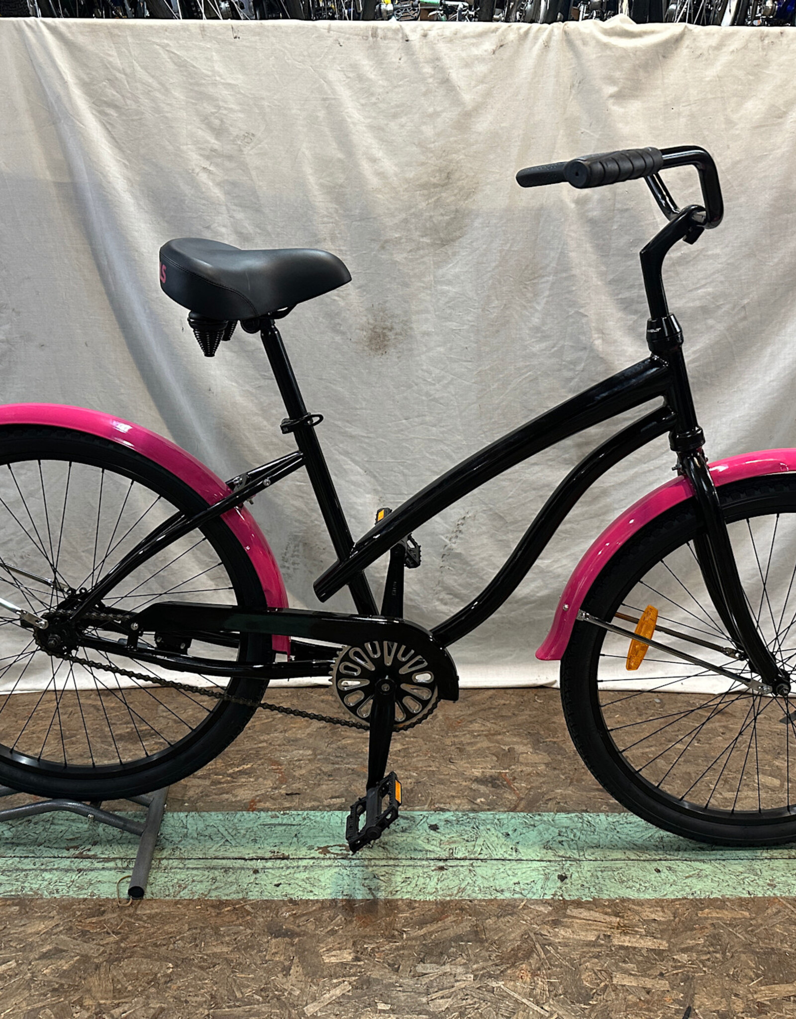 17" 2 Broke Girls Cruiser (0143 K4L)