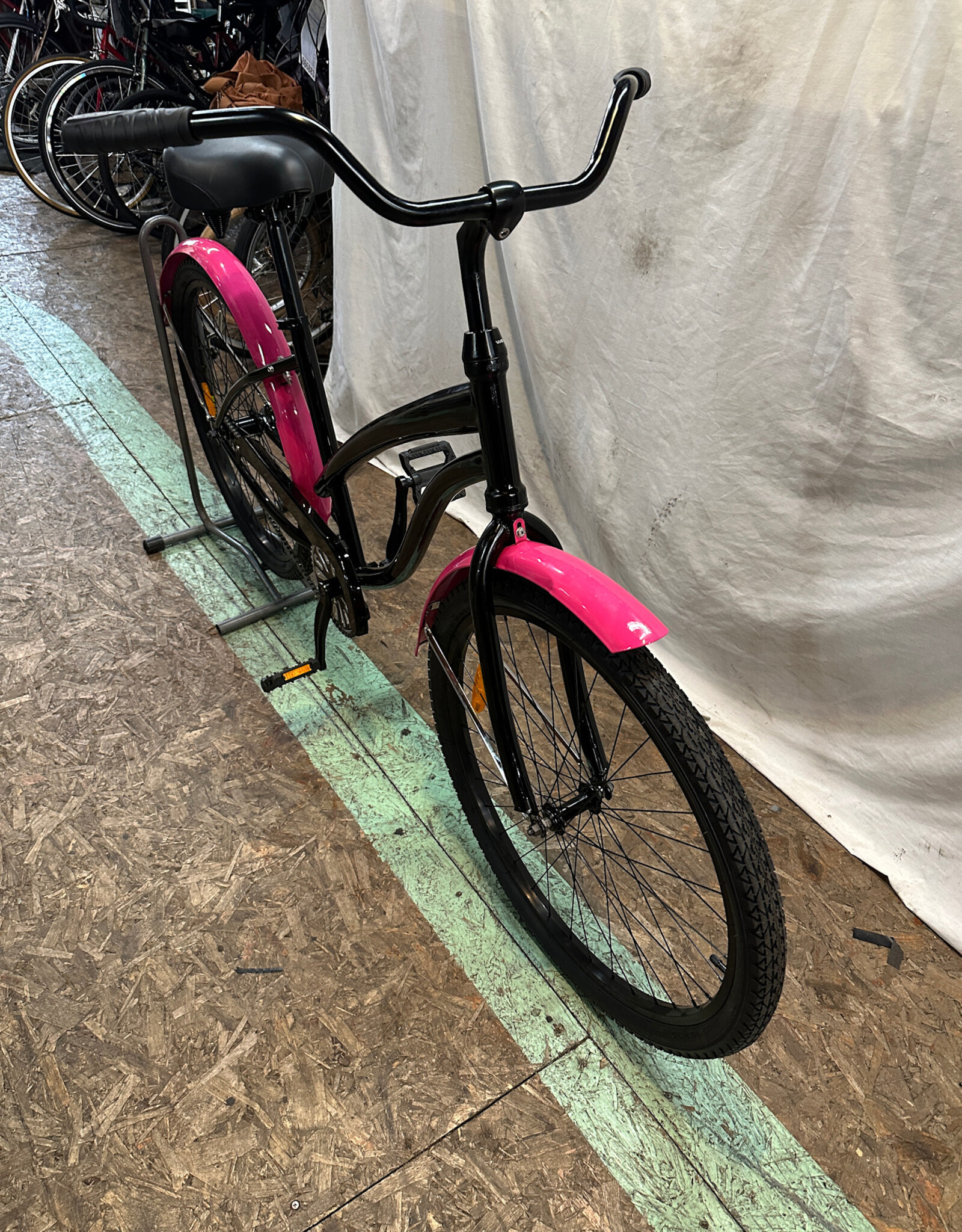 17" 2 Broke Girls Cruiser (0143 K4L)