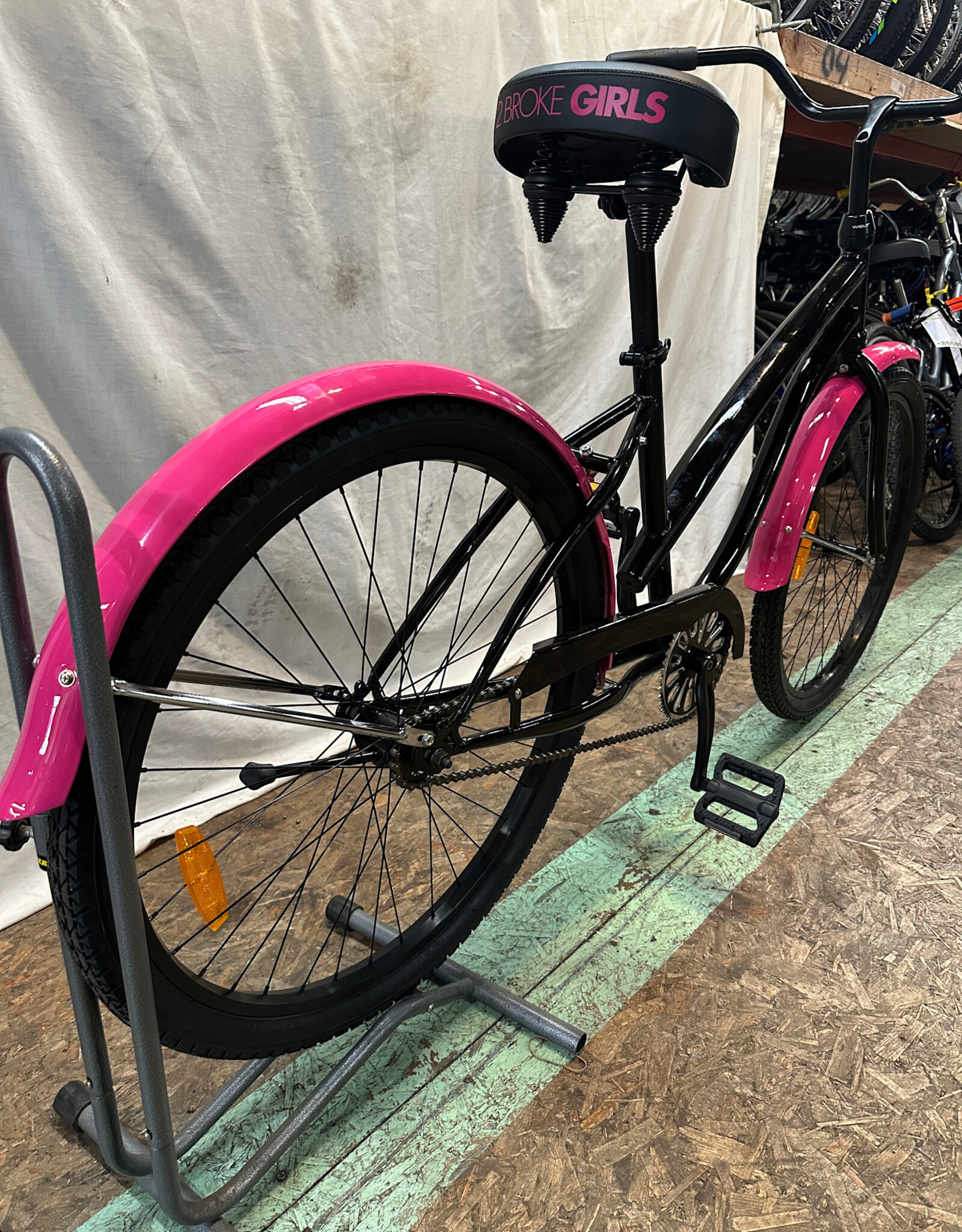 17" 2 Broke Girls Cruiser (0143 K4L)