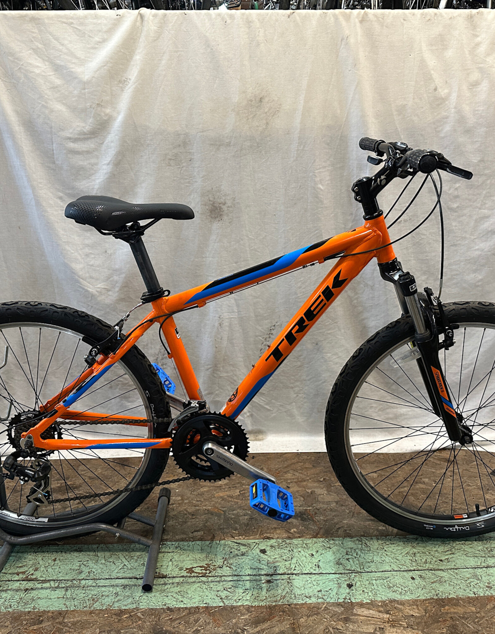 16" Trek 3500 (717K G2L)