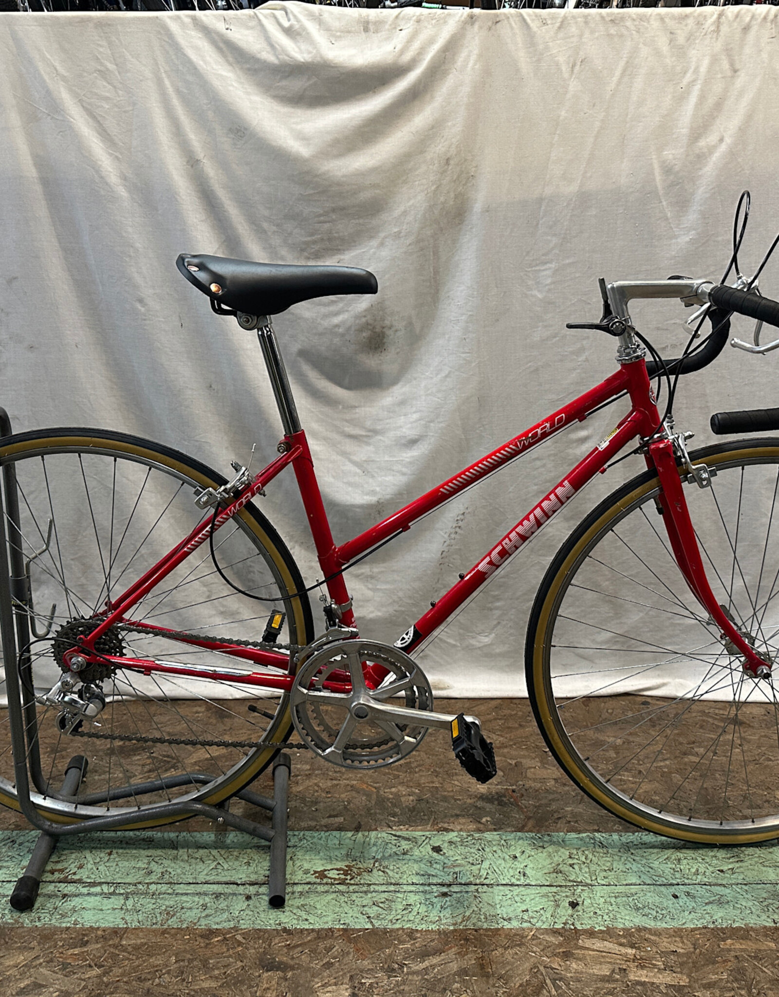 44cm Schwinn World Step Thru (4990 J1U)