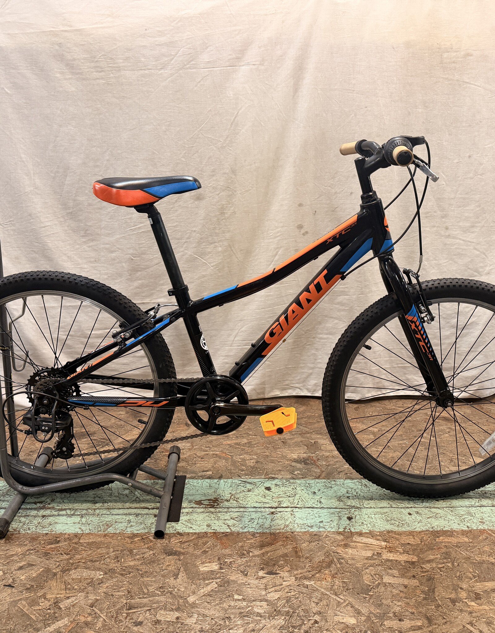 24" Giant XTC Jr. (4255) B2U