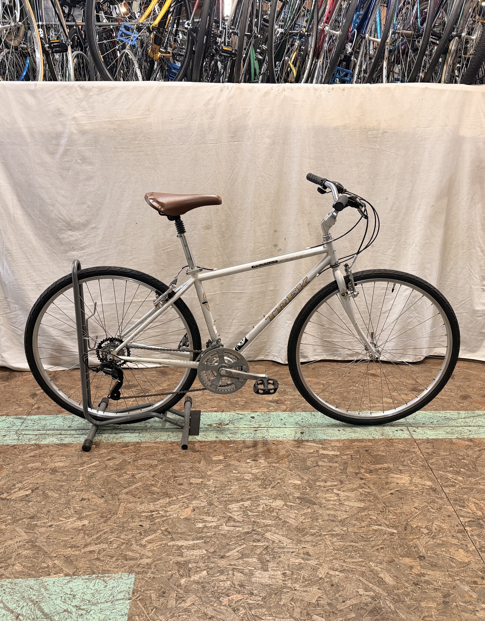 17" Trek 700 (3085) H1U