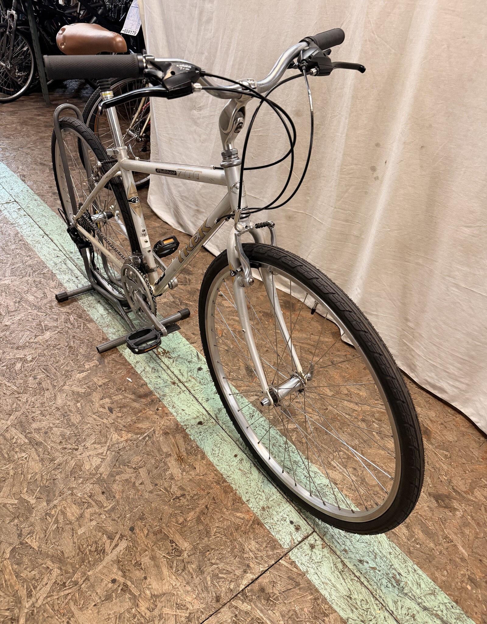 17" Trek 700 (3085) H1U