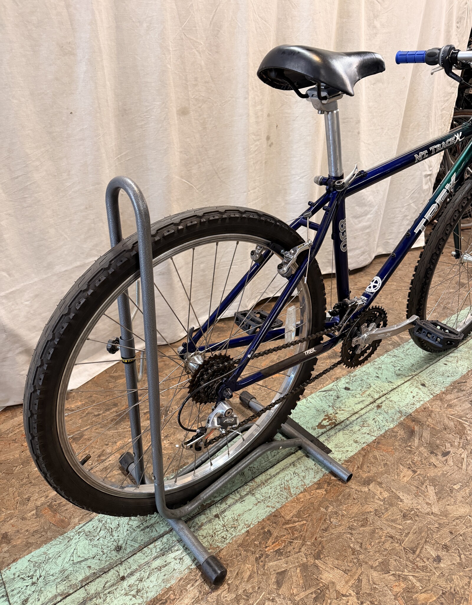 16" Trek 830 Mountain Track (5918) H2U