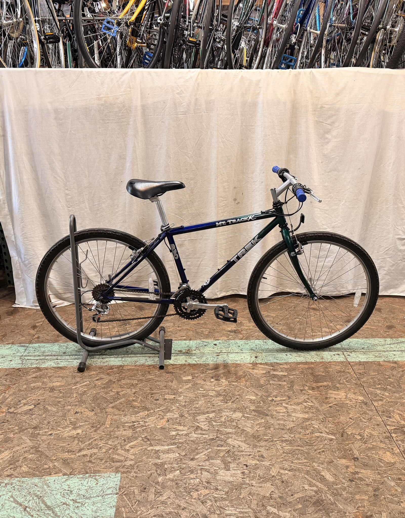 16" Trek 830 Mountain Track (5918) H2U