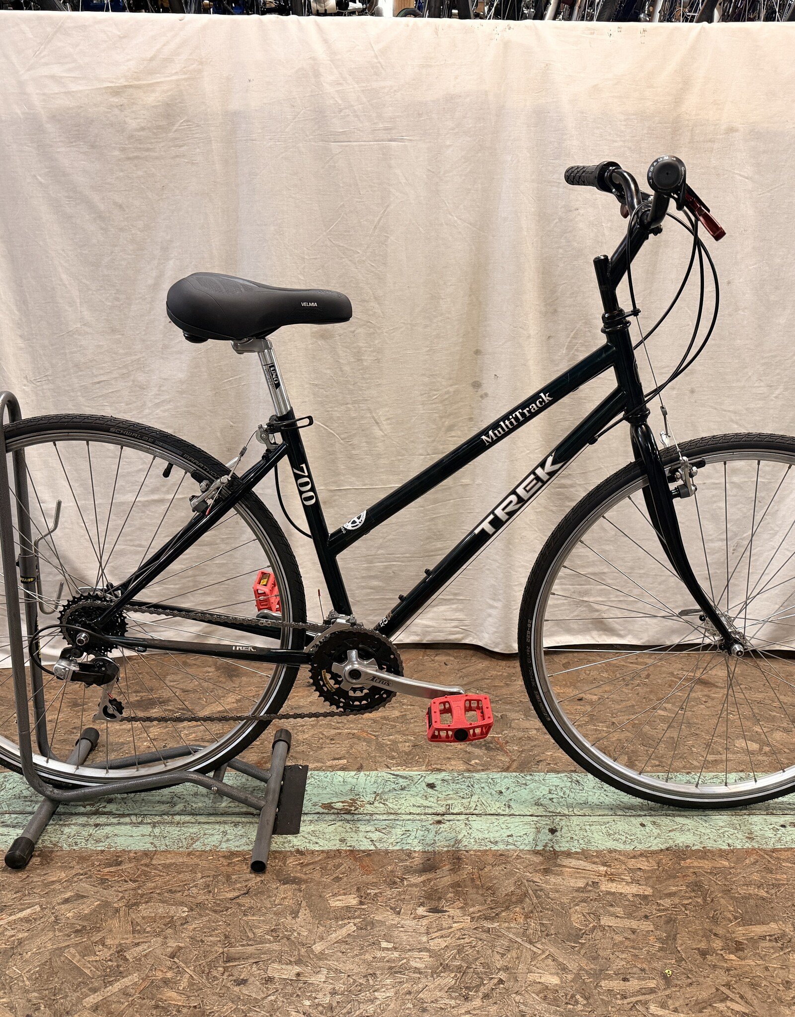 17" Trek Multitrack 700 (4247) H4U