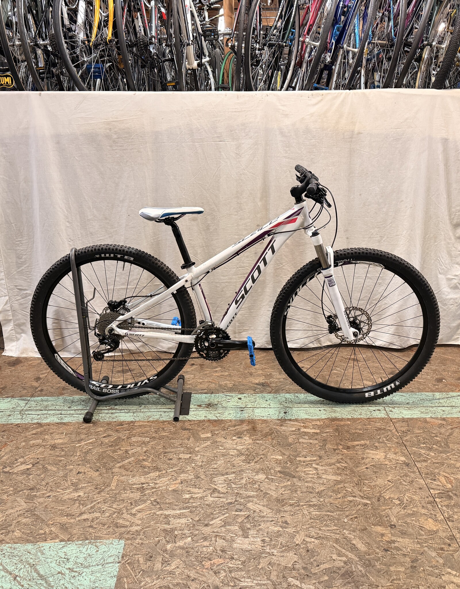 Scott 15" Scott Scale 910 (4766) E2L