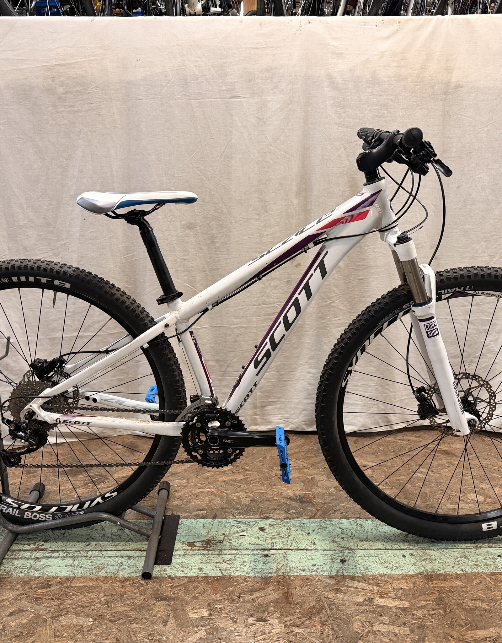 Scott 15" Scott Scale 910 (4766) E2L