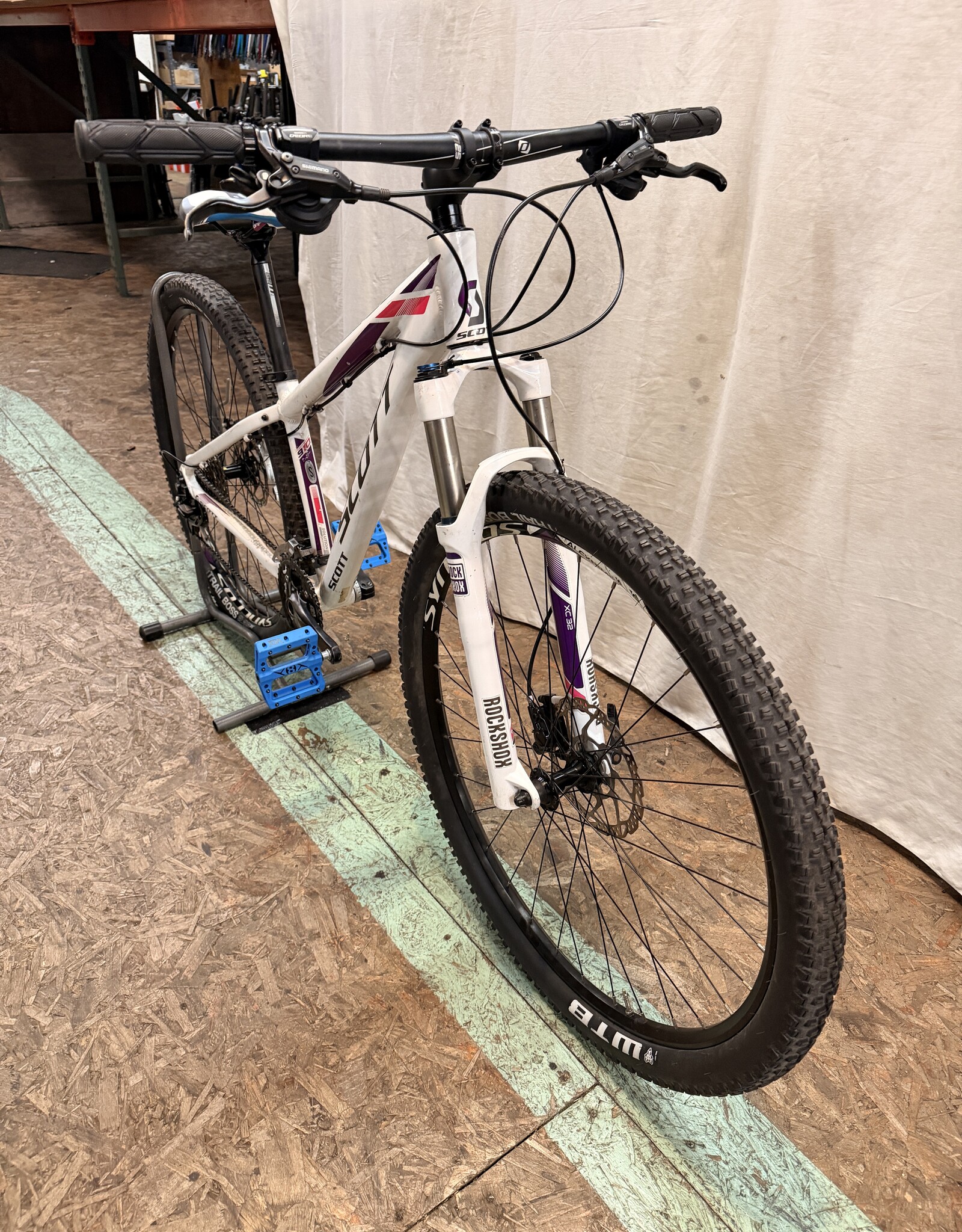 Scott 15" Scott Scale 910 (4766) E2L