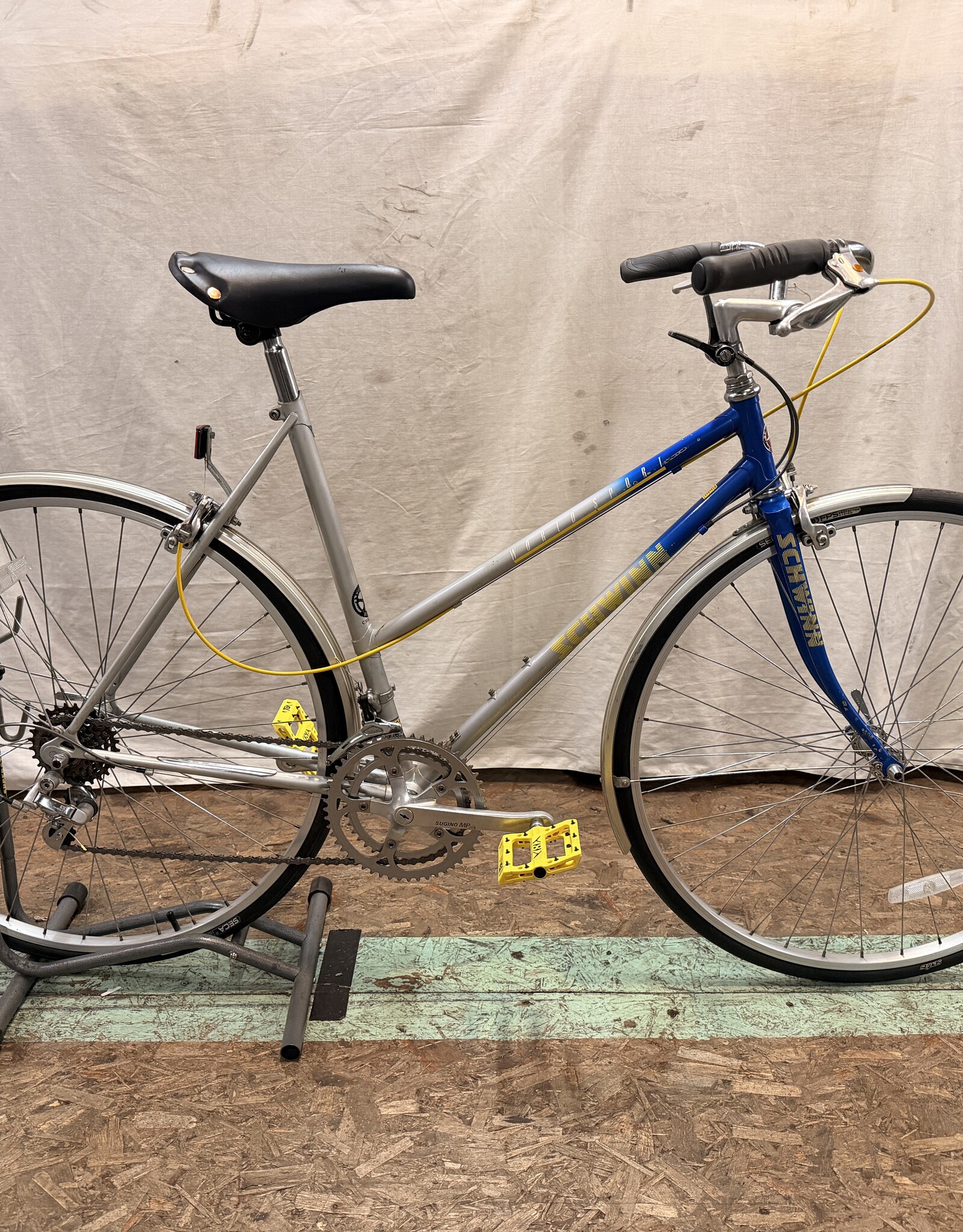 52cm Schwinn World Sport Step-Through (3157) B5U