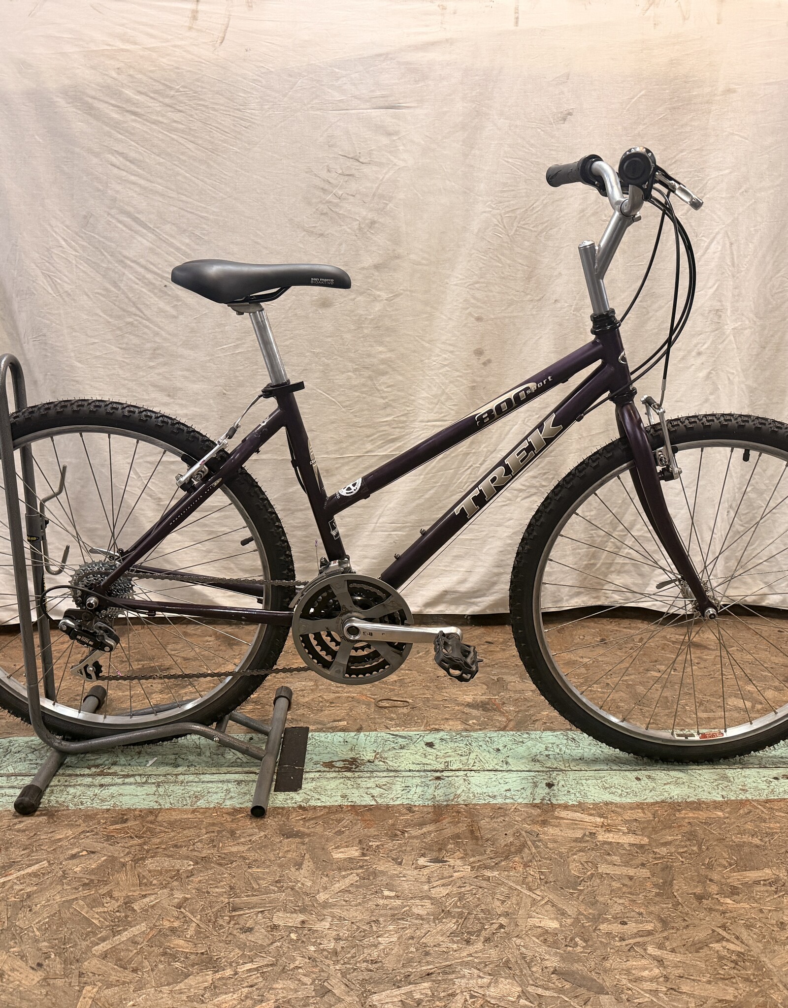 17" Trek 800 Sport (0509) B4U