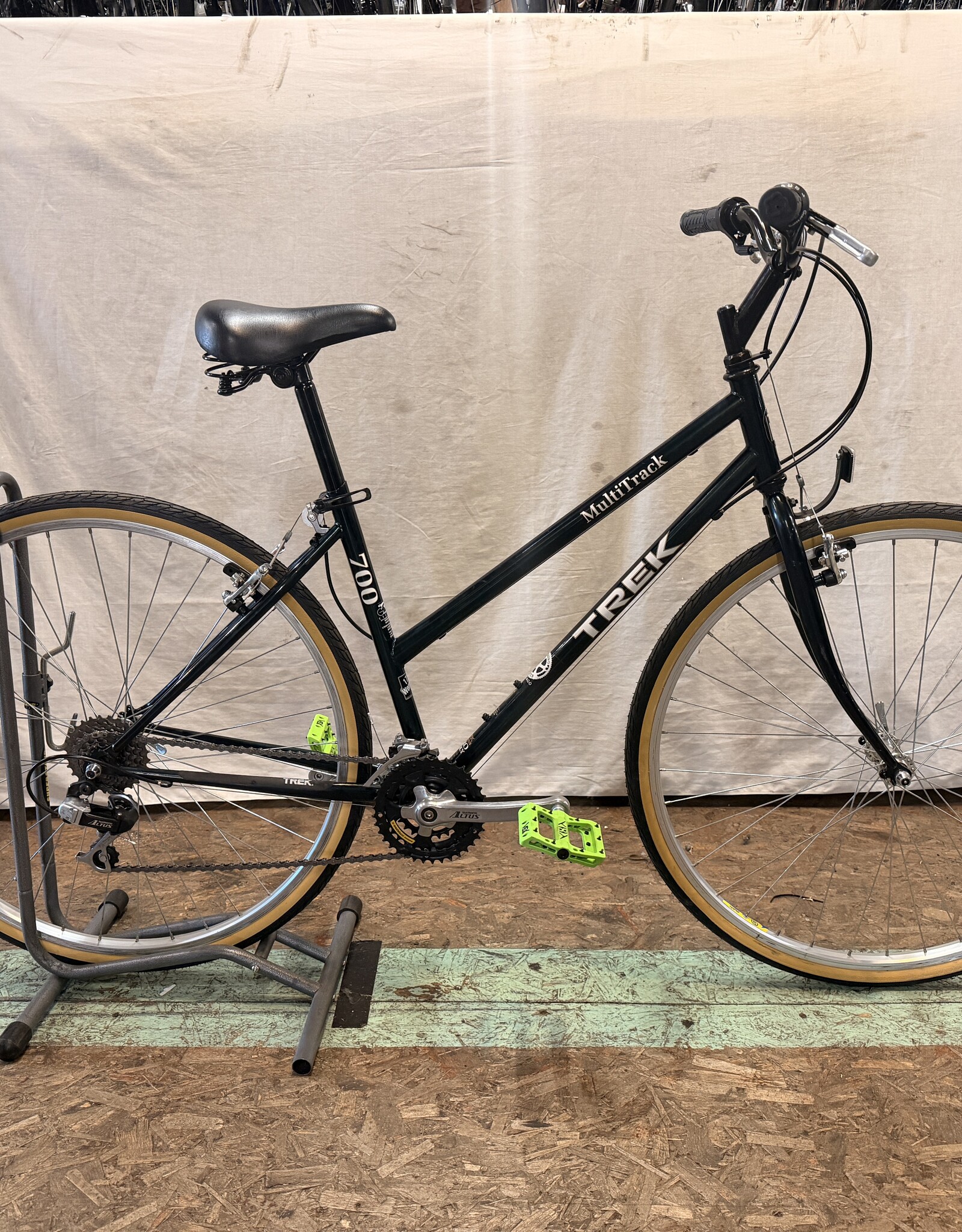 17" Trek 700 step thru (5R65) K3U