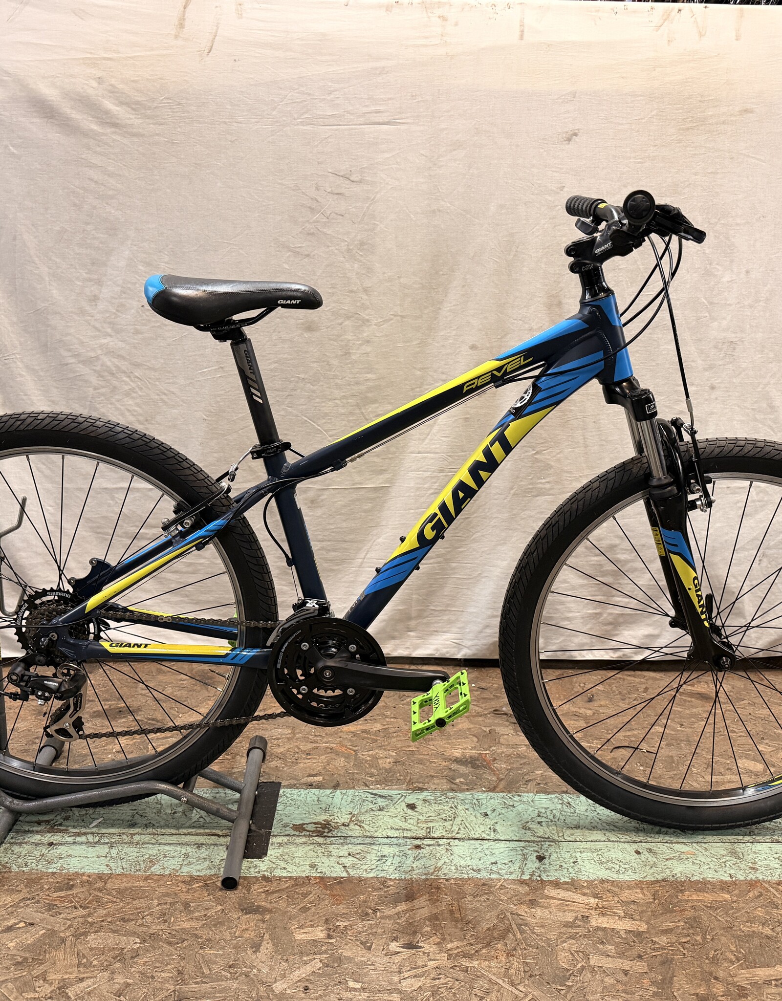 14" Giant Revel (2447) K1U