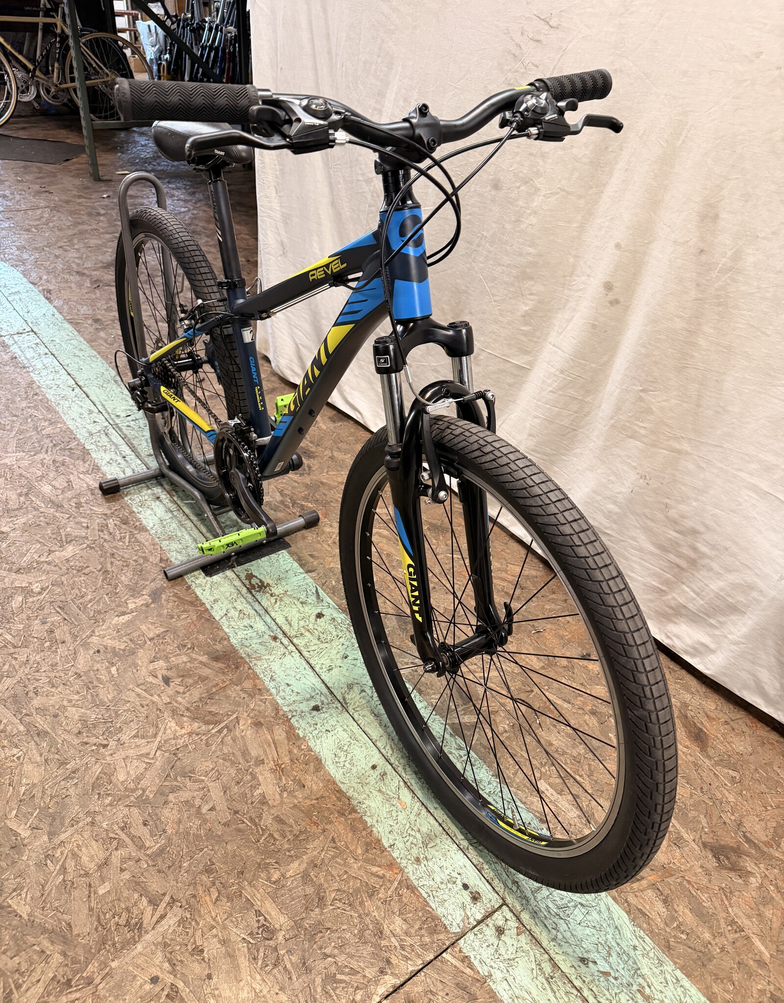 14" Giant Revel (2447) K1U