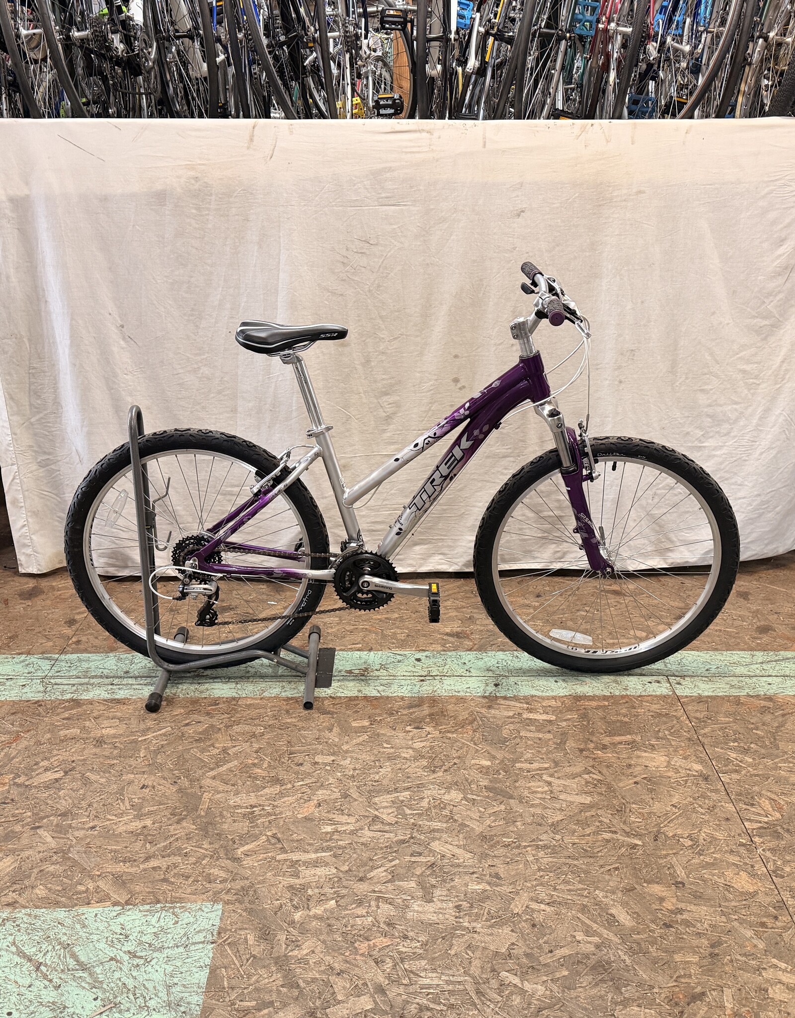 16" Trek Skye (290E) I1L