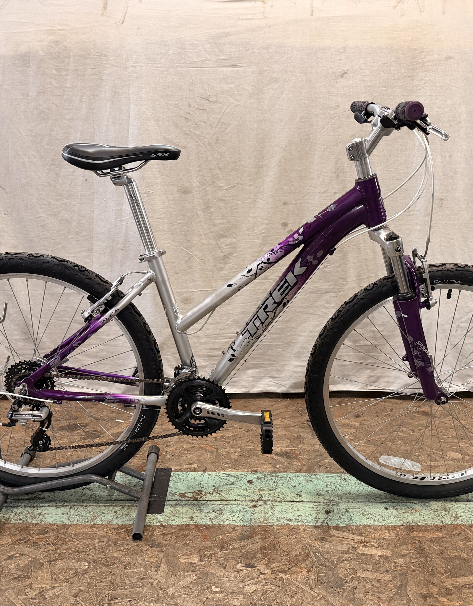 16" Trek Skye (290E) I1L