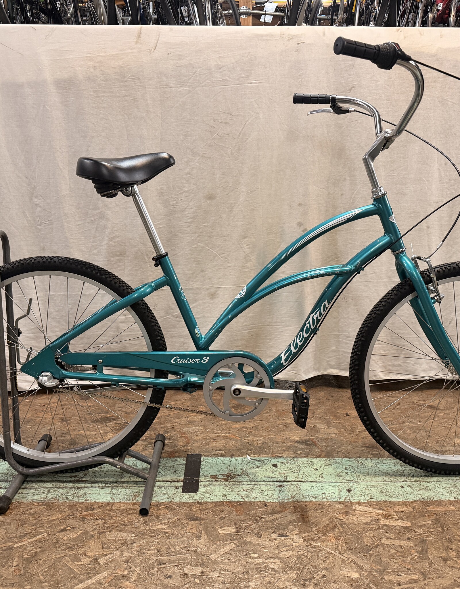 Electra 17" Electra Cruiser 3 (2433) C4L